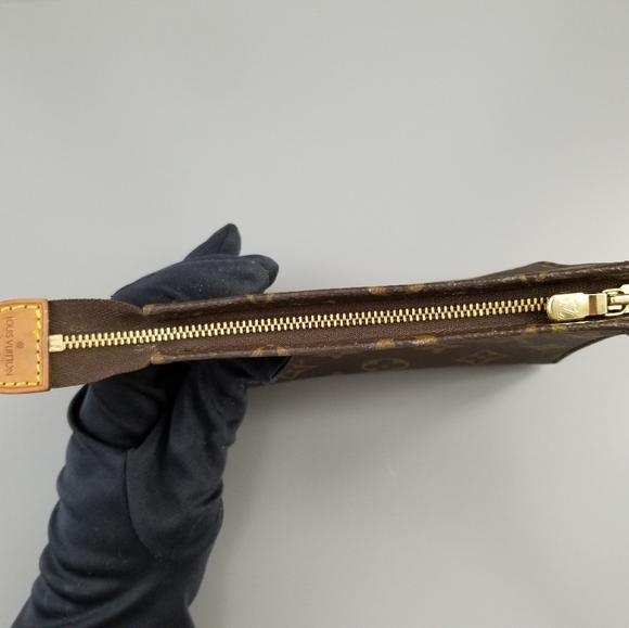 LOUIS VUITTON Classic Cosmetic Toiletry pouch Accessories/France - Picture 15 of 16